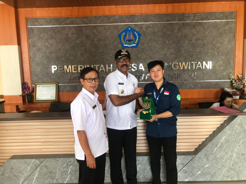 BERLANGSUNG PENUTUPAN KEGIATAN DESA BINAAN DARI UNIVERSITAS NASIONAL SERTA PENYERAHAN CINDERA MATA DARI UNIVERSITAS NASIONAL UNTUK PEMERINTAH DESA MENGWITANI.